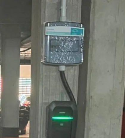 Cargador de coche eléctrico instalado en un garaje, foto publicada por Alex en su reseña