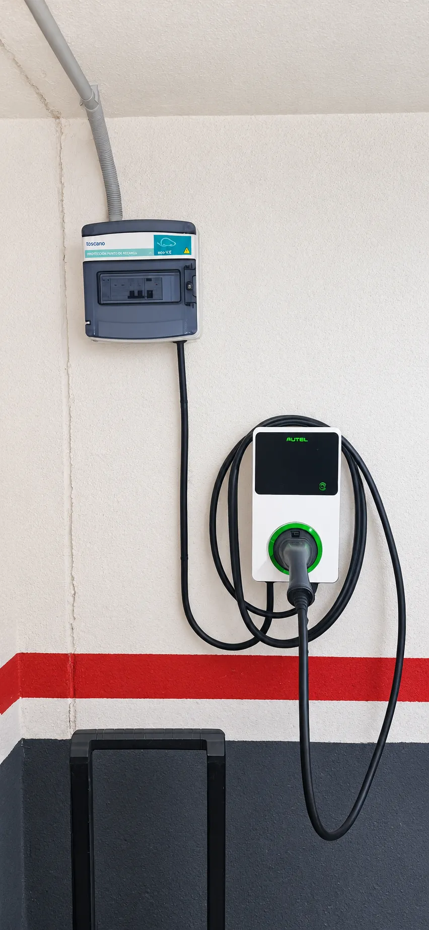 Cargador Autel instalado en un garaje comunitario