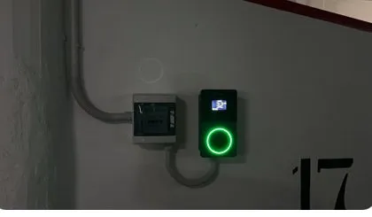Cargador de coche eléctrico instalado en una plaza de garaje comunitario, foto publicada por Samuel en su reseña